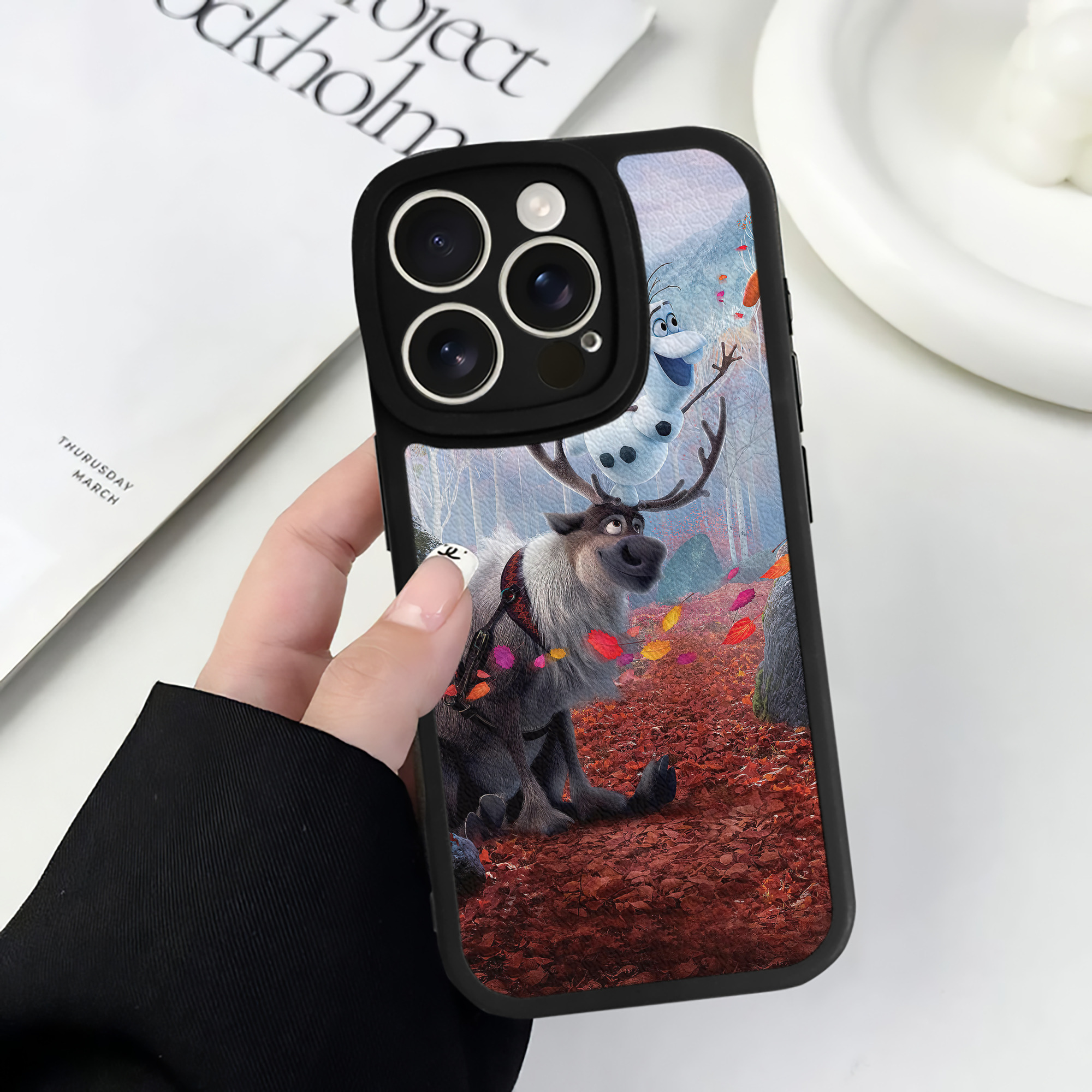 （画像用） アナと雪の女王 アンナ エルサ Frozen Anna Elsa 【iPhone 16シリーズ対応】シリコンスマホケース（レザー調） 材質：シリコン